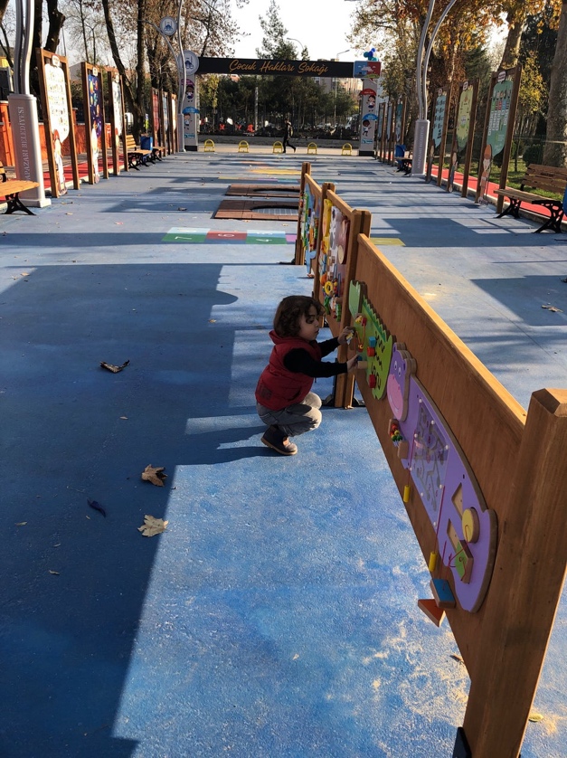 Créer une ville à hauteur d’enfants? En Turquie, c’est le pari qu’un Maire a décidé de relever, en concevant toute une rue à leur destination.