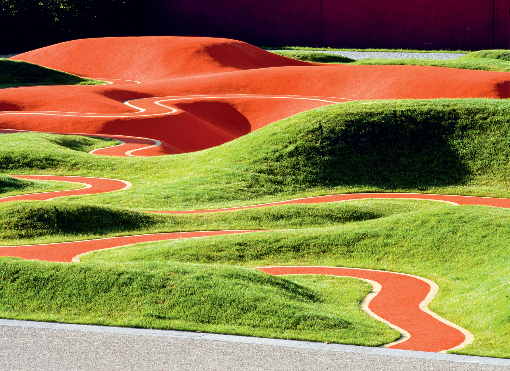 Au BUGA 05 Playground de Munich, l’organisation spatiale des parterres de fleurs imitent la structure à une échelle microscopique du souci d’eau, une petite fleur jaune et vivace qui pousse dans les marais. Entre les fleurs, les chemins en terre battue emmènent les visiteurs quelques mètres plus loin, vers un paysage simple, bicolore, fait de monts et de creux, pensé pour stimuler l’imagination et la créativité des promeneurs, et surtout des plus jeunes.