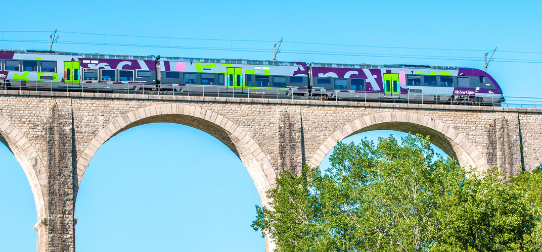 Avec 25 à 30 % des actifs qui travaillent en métropole sans y habiter, la question des mobilités du quotidien prend, à l’heure de la réduction de nos émissions carbone, une importance déterminante. Et si les cars express avaient une carte à jouer ? Rencontre avec Jean Coldefy, Directeur du Programme mobilité et transitions chez ATEC ITS France