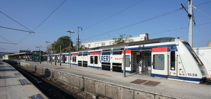 Un RER métropolitain en gare
